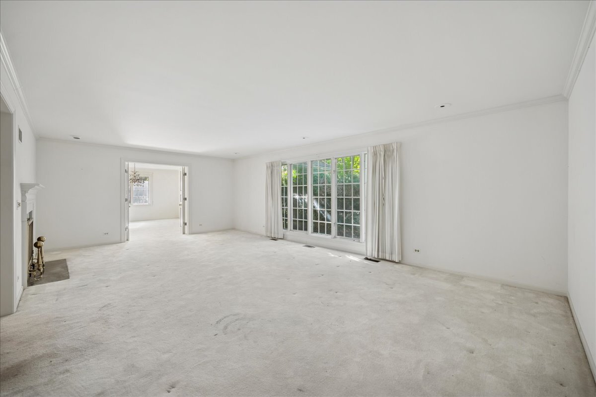 1080 Hillcrest Road Glencoe, IL 60022 - Photo 6 of 33 an empty room with windows