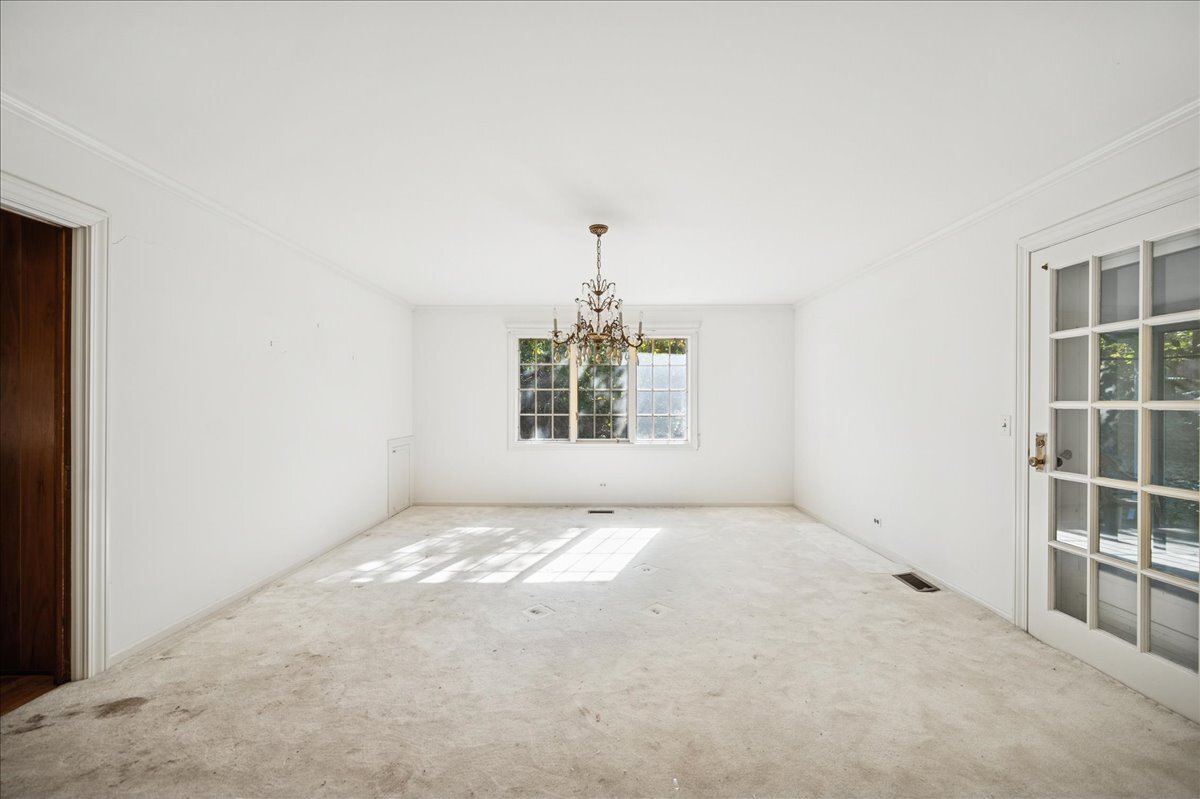 1080 Hillcrest Road Glencoe, IL 60022 - Photo 7 of 33 an empty room with windows