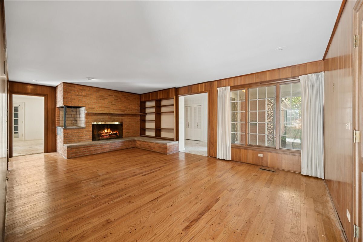 1080 Hillcrest Road Glencoe, IL 60022 - Photo 9 of 33 a view of empty room with wooden floor and fireplace