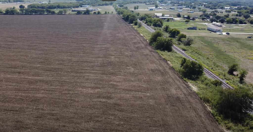 10536 Interstate 35W Grandview, TX 76050 - Photo 6 of 7 a view of terrace with lake view