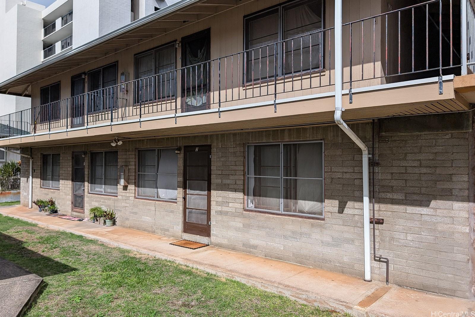 906 Hausten Street Honolulu, HI 96826 - Photo 7 of 21 a house with yard in front of it