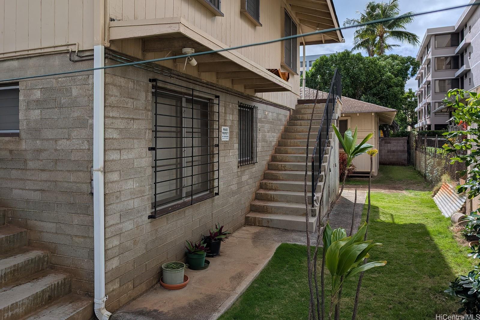 906 Hausten Street Honolulu, HI 96826 - Photo 8 of 21 a view of a house with a yard