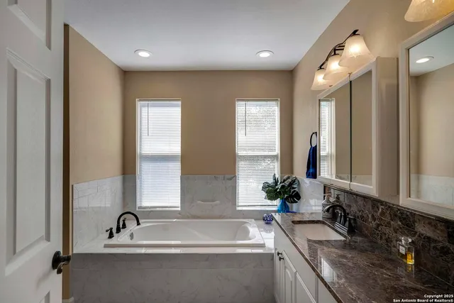 $489,000 | 471 Edge Hill Drive, Canyon Lake, TX 78133