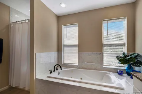 $489,000 | 471 Edge Hill Drive, Canyon Lake, TX 78133