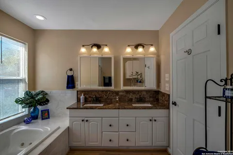 $489,000 | 471 Edge Hill Drive, Canyon Lake, TX 78133