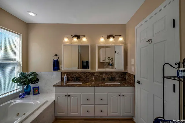 $489,000 | 471 Edge Hill Drive, Canyon Lake, TX 78133