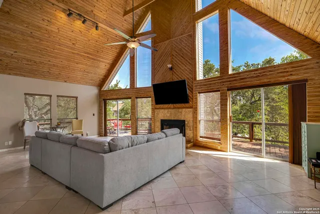 $489,000 | 471 Edge Hill Drive, Canyon Lake, TX 78133