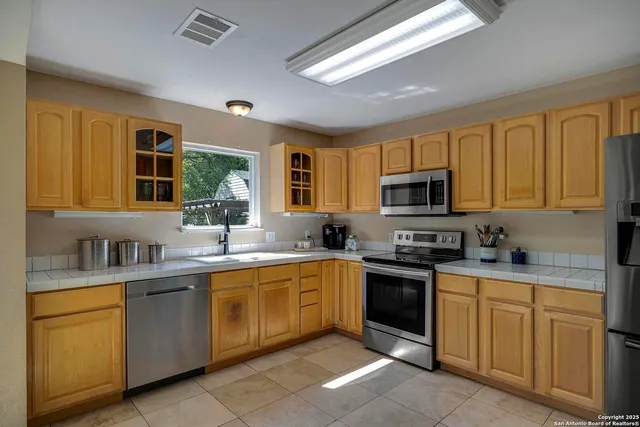 $489,000 | 471 Edge Hill Drive, Canyon Lake, TX 78133