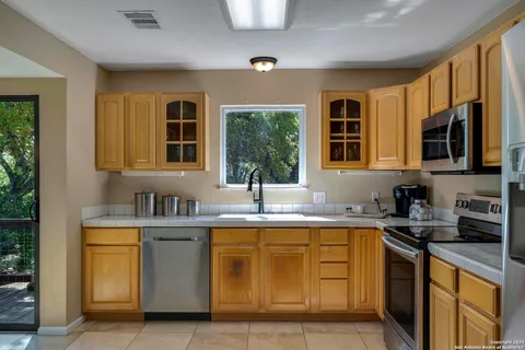 $489,000 | 471 Edge Hill Drive, Canyon Lake, TX 78133