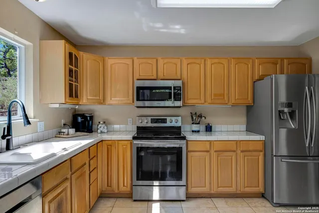 $489,000 | 471 Edge Hill Drive, Canyon Lake, TX 78133