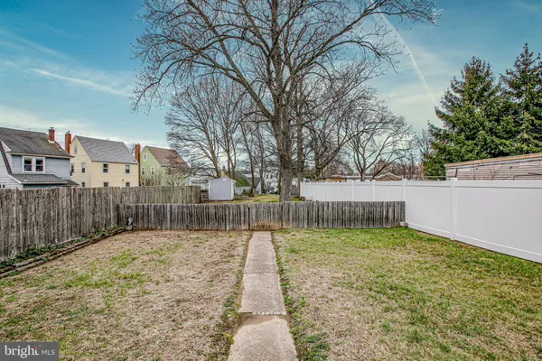 a view of a backyard