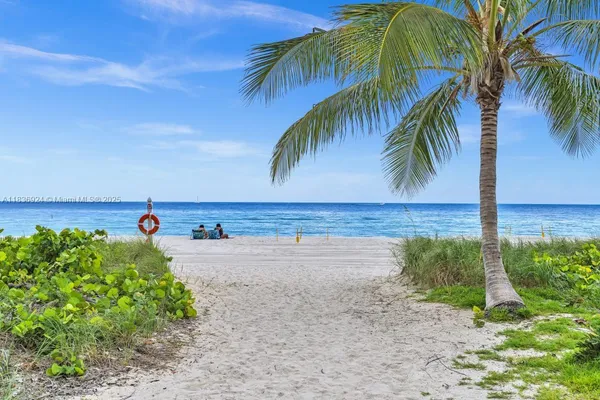 $769,000 | 8855 Collins Avenue, Unit 2F, Surfside, FL 33154