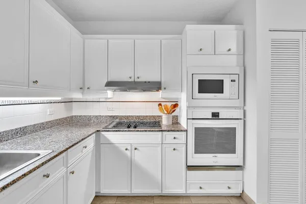 $769,000 | 8855 Collins Avenue, Unit 2F, Surfside, FL 33154