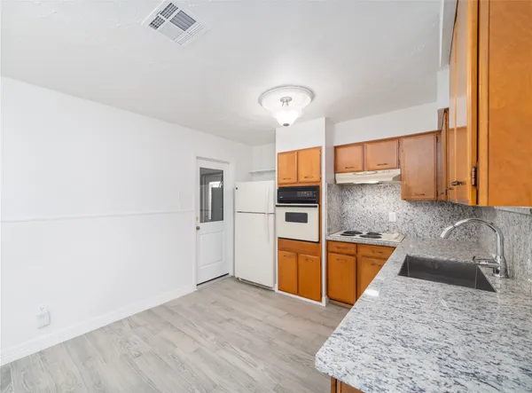 $1,800 | 10830 Sela Lane, Houston, TX 77072