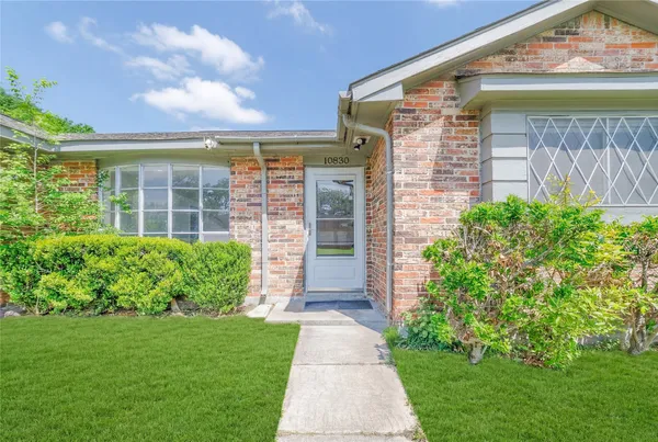 $1,800 | 10830 Sela Lane, Houston, TX 77072