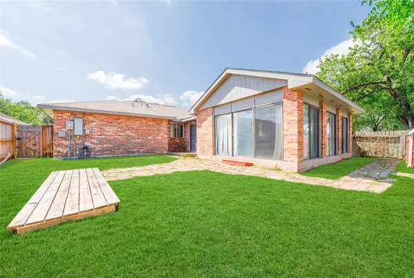 $1,800 | 10830 Sela Lane, Houston, TX 77072