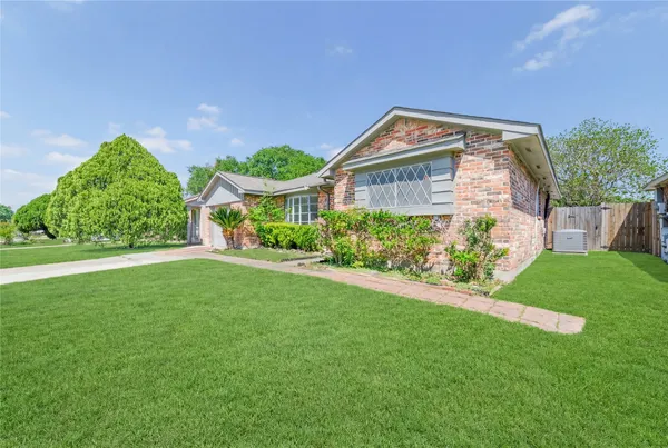 $1,800 | 10830 Sela Lane, Houston, TX 77072