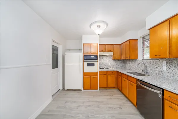 $1,800 | 10830 Sela Lane, Houston, TX 77072