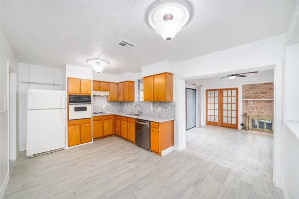 $1,800 | 10830 Sela Lane, Houston, TX 77072