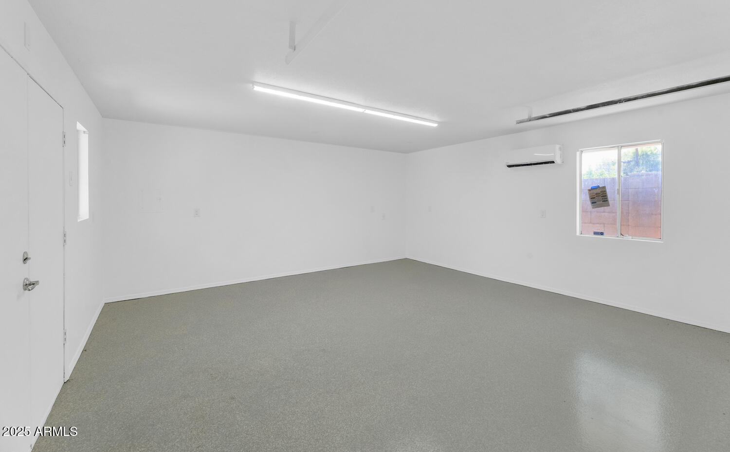 4642 North 31st Street Phoenix, AZ 85016 - Photo 40 of 50 an empty room with a empty space and windows