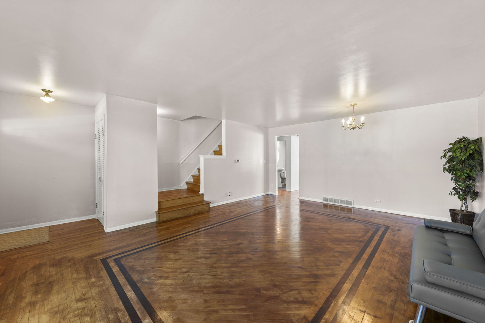 318 South Maple Street Mount Prospect, IL 60056 - Photo 4 of 21 Gallery Image 4