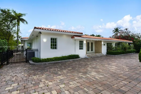 a view of a house with a backyard