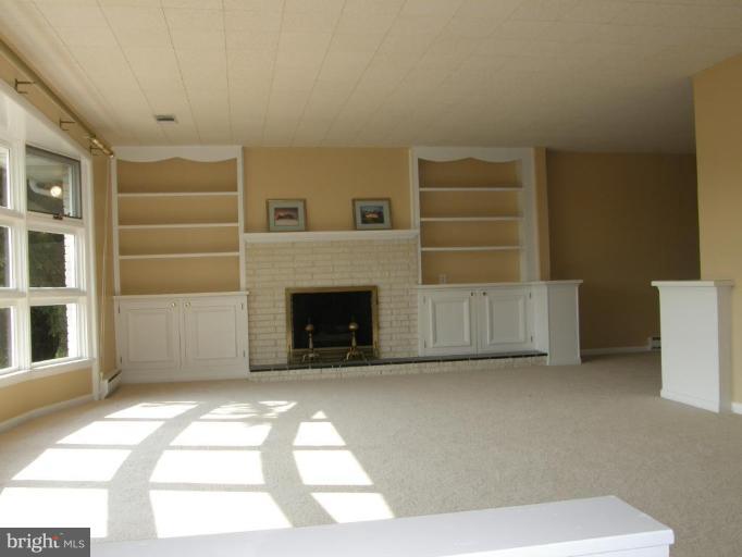 19717 Spring Creek Road Hagerstown, MD 21742 - Photo 2 of 12 Living Room