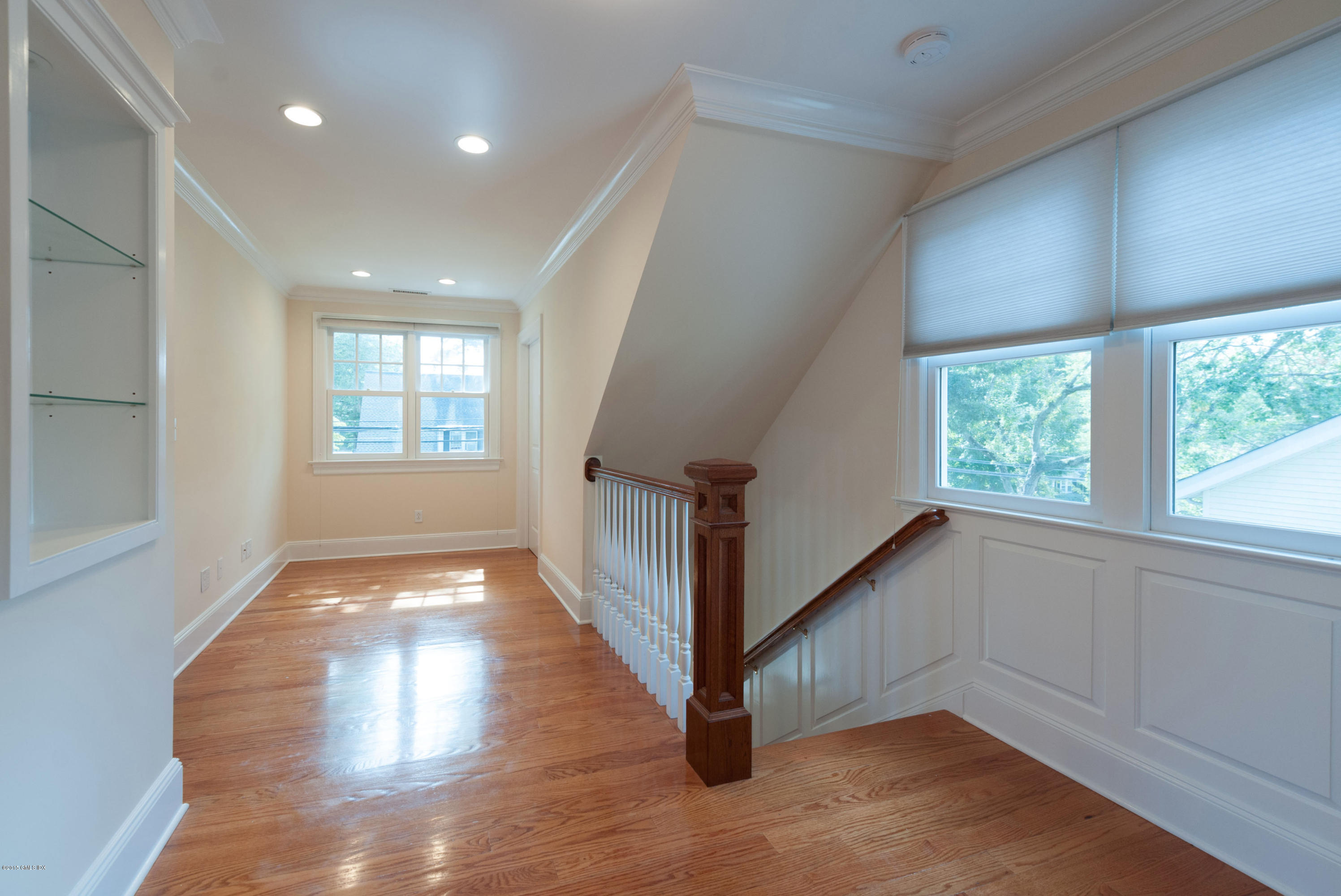 18 Hassake Road Old Greenwich, CT 06870 - Photo 14 of 22 Second floor hall