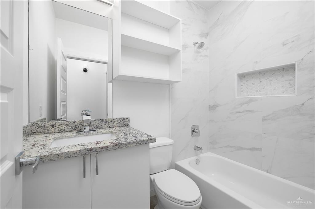 901 East Yuma Avenue, Unit 1901 McAllen, TX 78503 - Photo 7 of 9 Bathroom with vanity and shower / bathtub combination