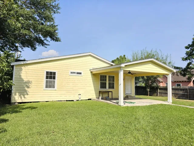 a view of a house with backyard