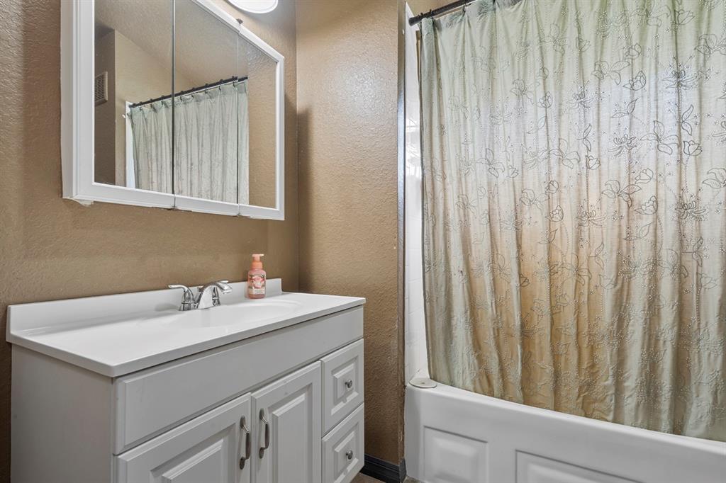 280 Campbell Ranch Run Geneva, FL 32732 - Photo 63 of 83 a bathroom with a sink and a mirror