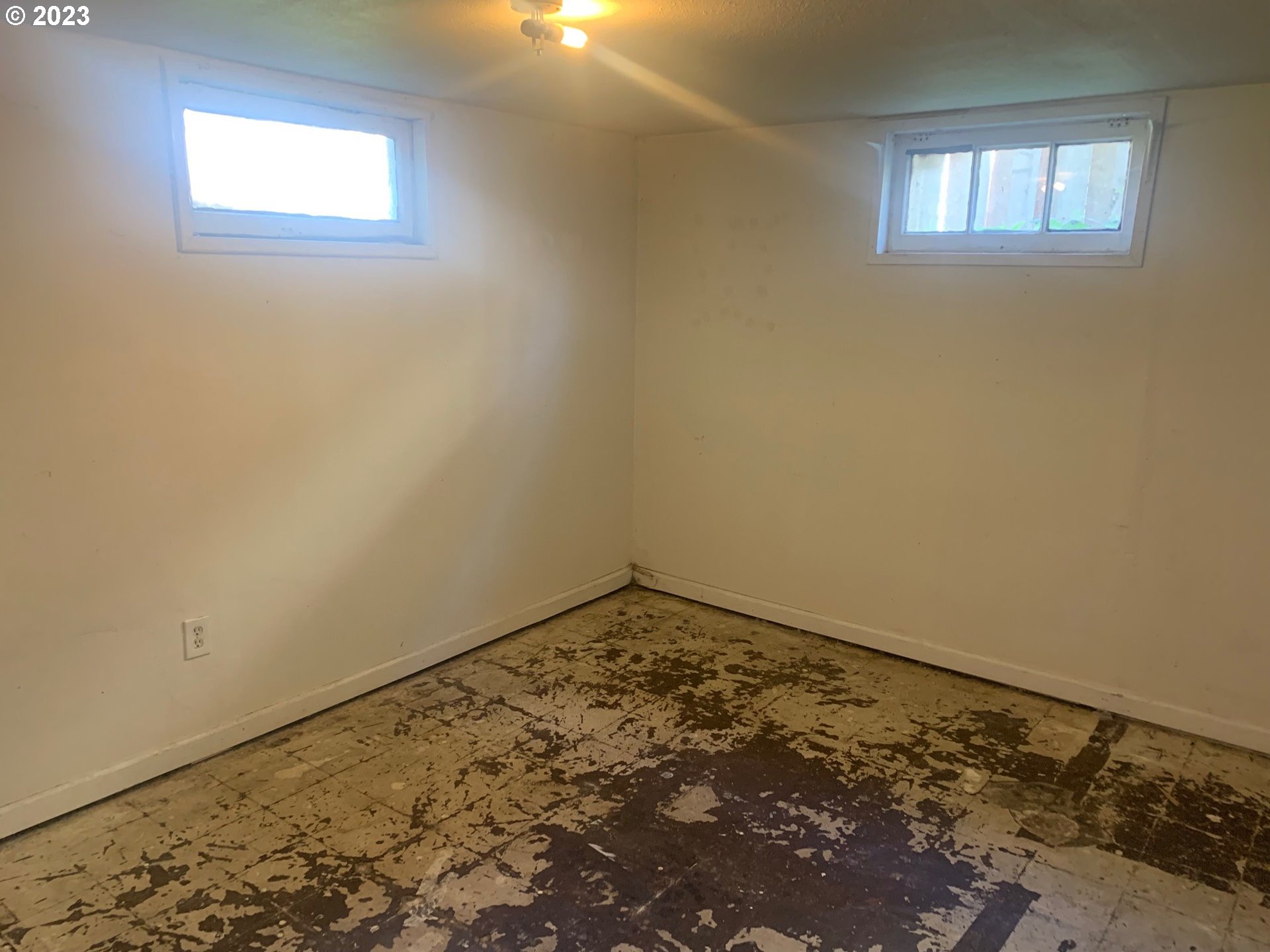 4005 Northeast 70th Avenue Portland, OR 97213 - Photo 19 of 27 an empty room with a window