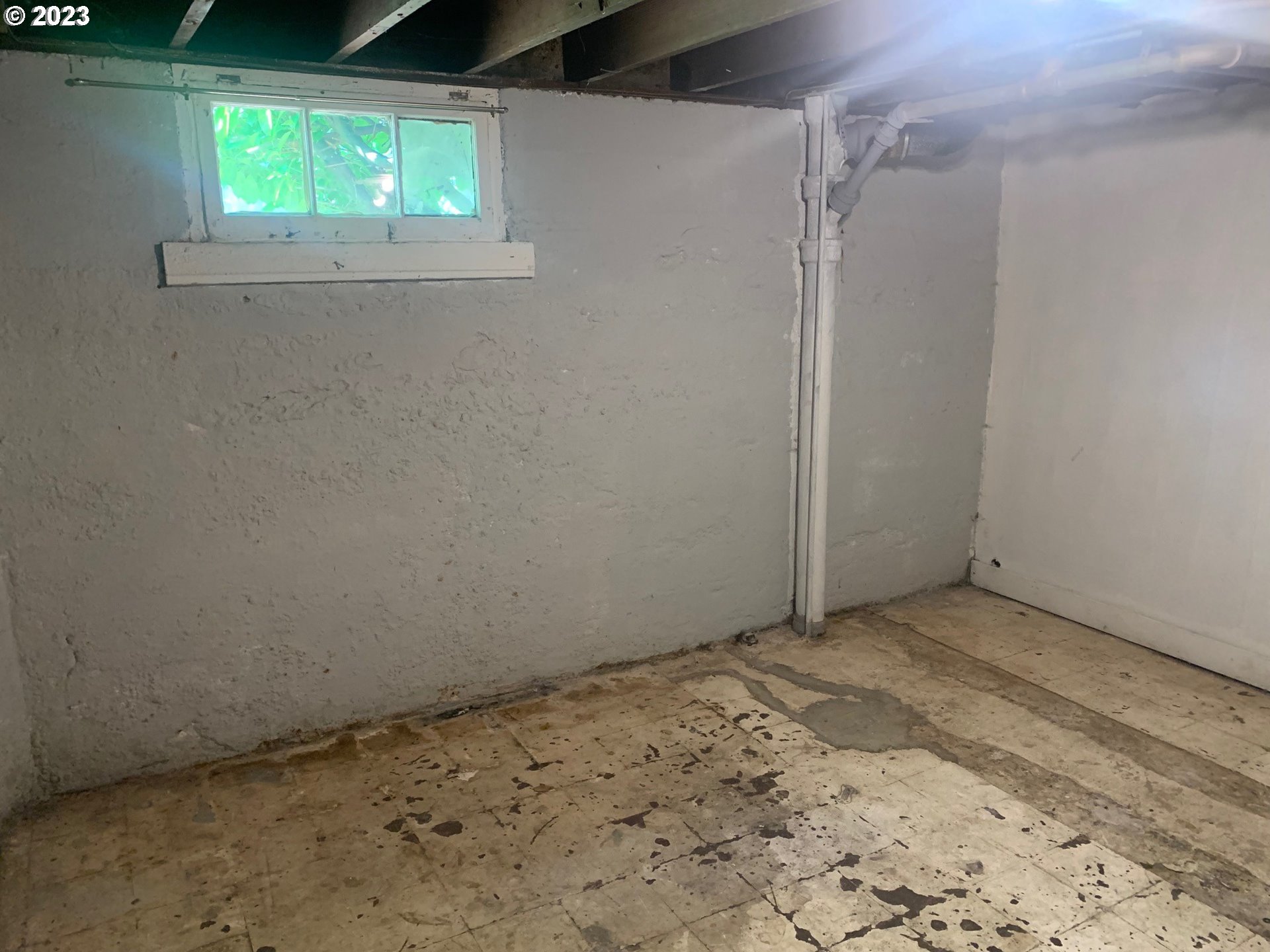 4005 Northeast 70th Avenue Portland, OR 97213 - Photo 20 of 27 an empty room with a window