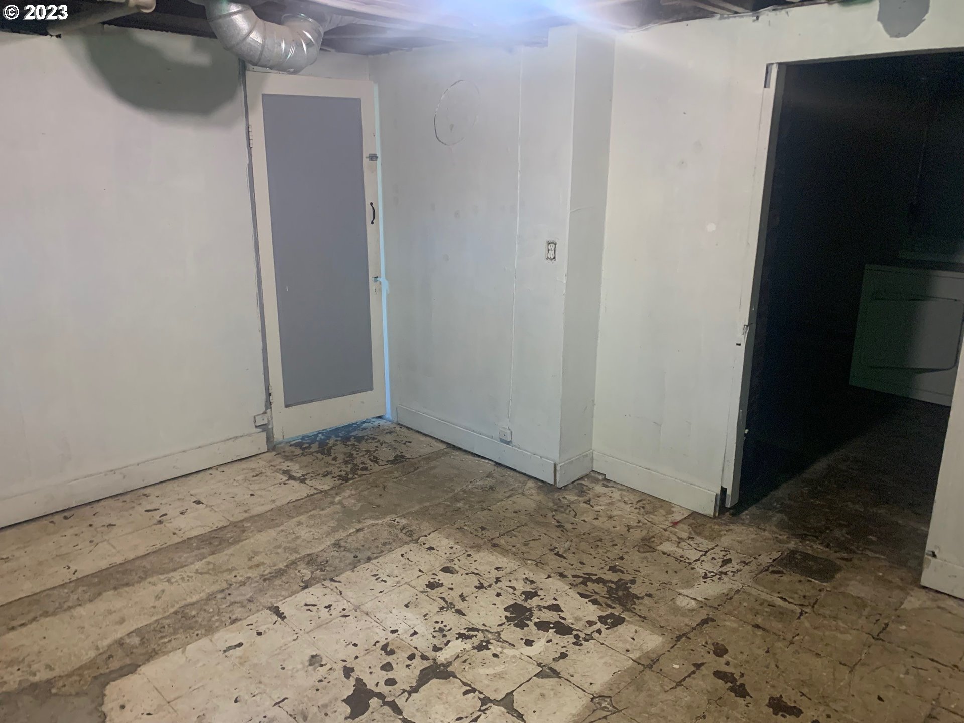 4005 Northeast 70th Avenue Portland, OR 97213 - Photo 21 of 27 a view of an empty room