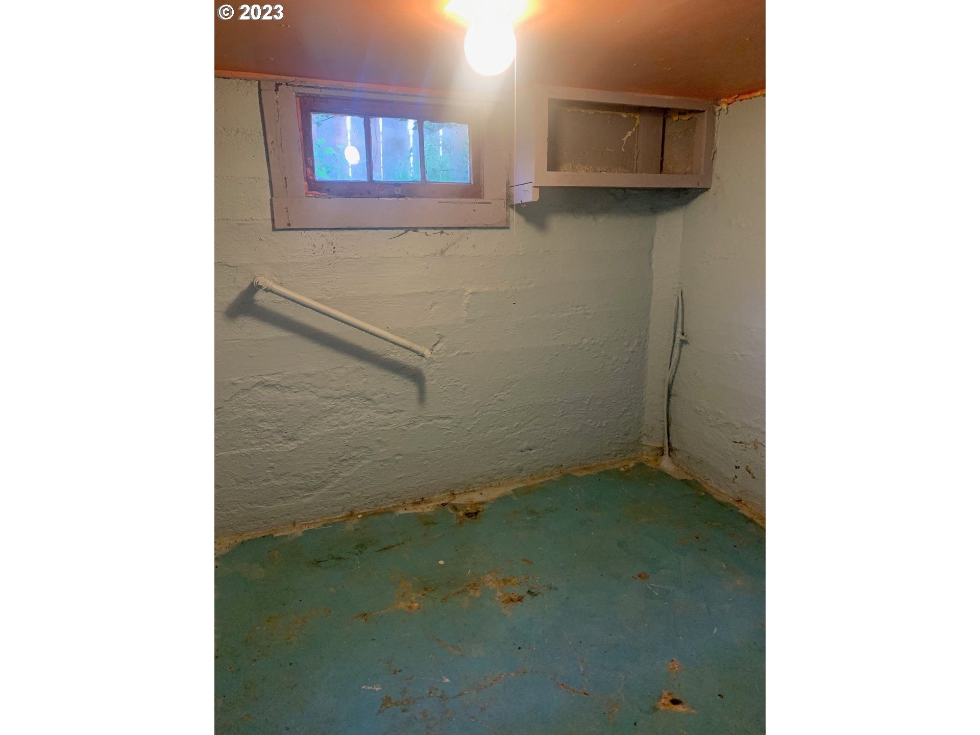 4005 Northeast 70th Avenue Portland, OR 97213 - Photo 22 of 27 a view of a small space