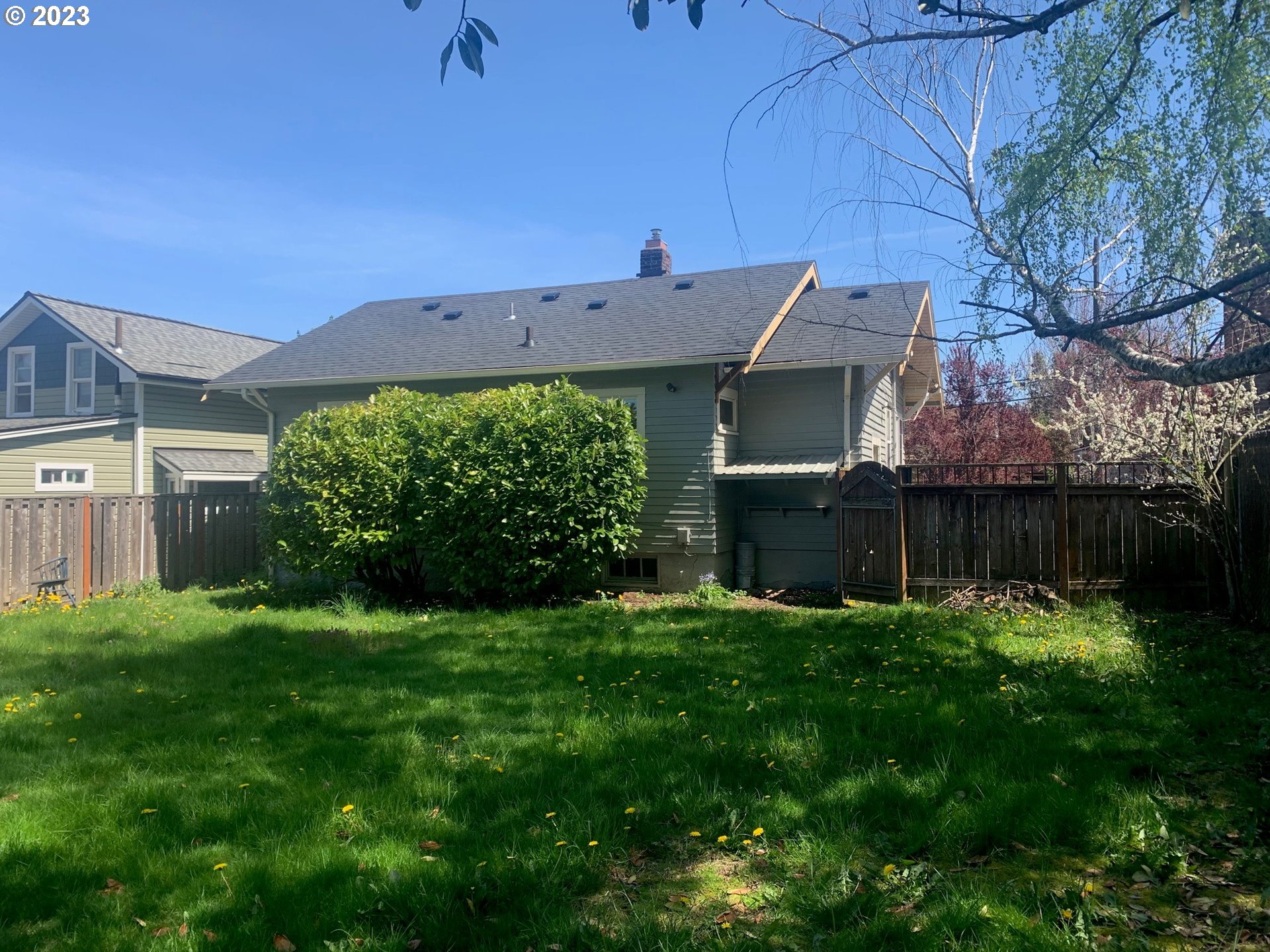 4005 Northeast 70th Avenue Portland, OR 97213 - Photo 27 of 27 a backyard of a house with lots of green space