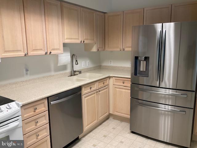 19355 Cypress Ridge Terrace, Unit 1122 Leesburg, VA 20176 - Photo 14 of 71 Modern kitchen with sleek finishes.