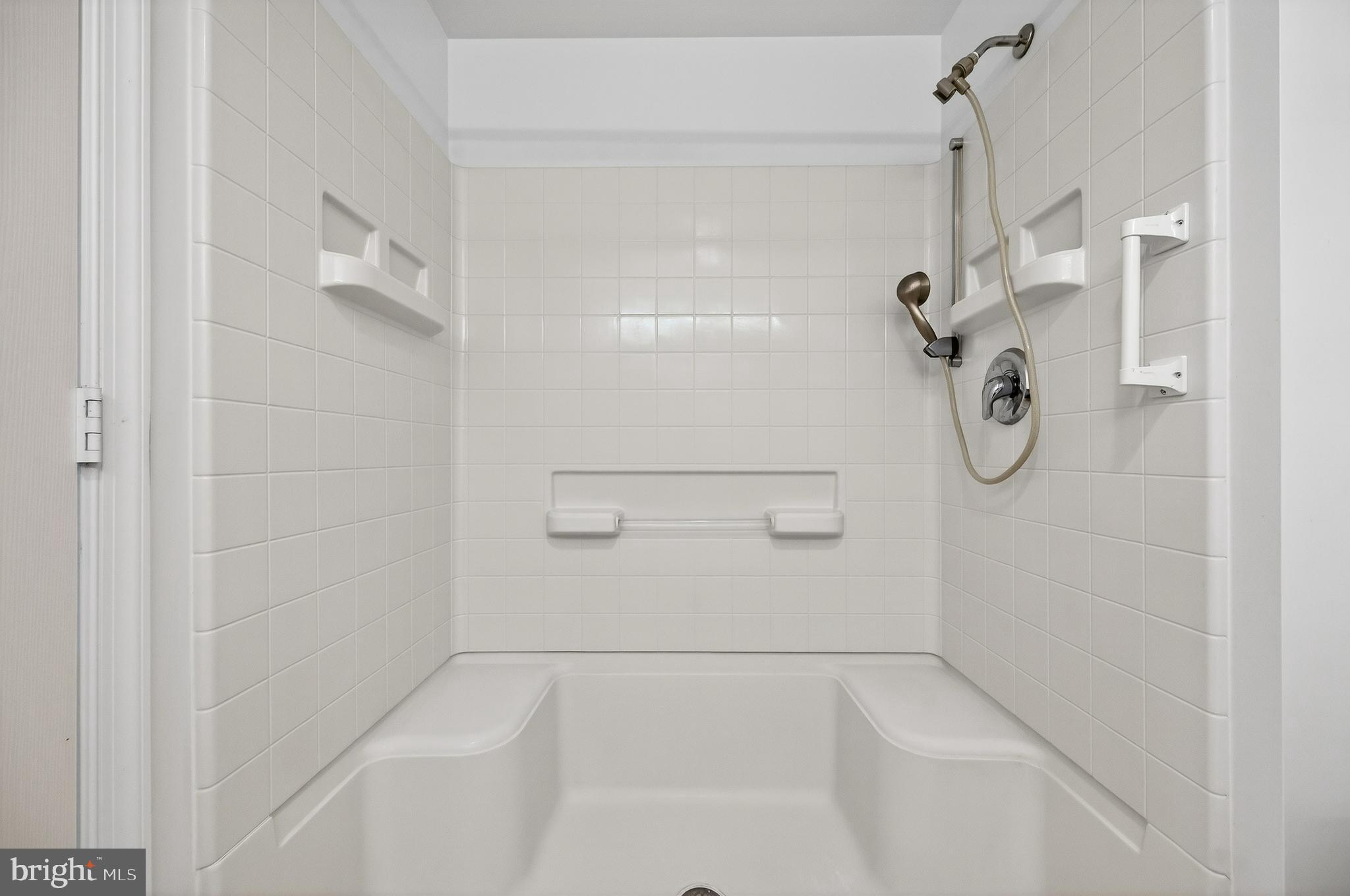 19355 Cypress Ridge Terrace, Unit 1122 Leesburg, VA 20176 - Photo 32 of 71 a bathroom with a bath tub