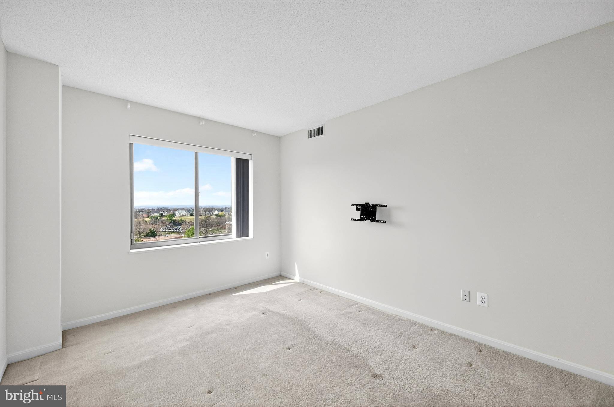 19355 Cypress Ridge Terrace, Unit 1122 Leesburg, VA 20176 - Photo 36 of 71 an empty room with windows