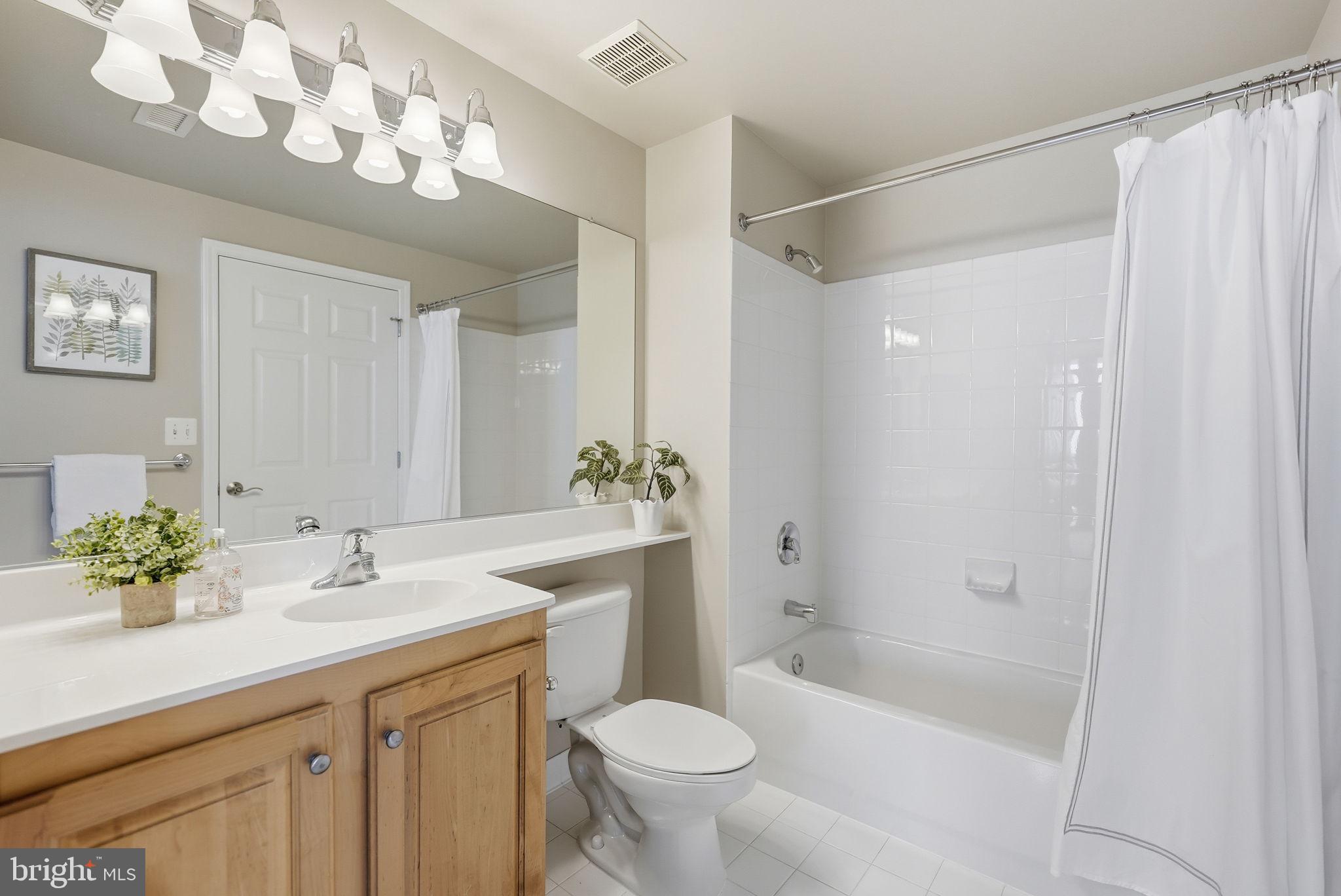 11710 Old Georgetown Road, Unit 1414 North Bethesda, MD 20852 - Photo 14 of 33 Bath 2with tub