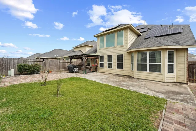 a view of a yard in front of house