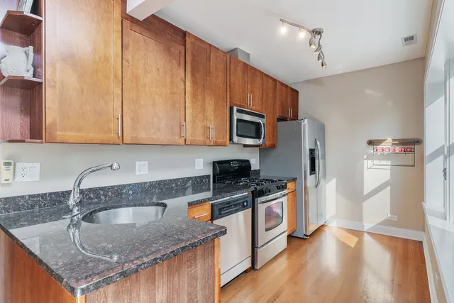 $2,800 | 2142 West Addison Street, Unit 3B, Chicago, IL 60618