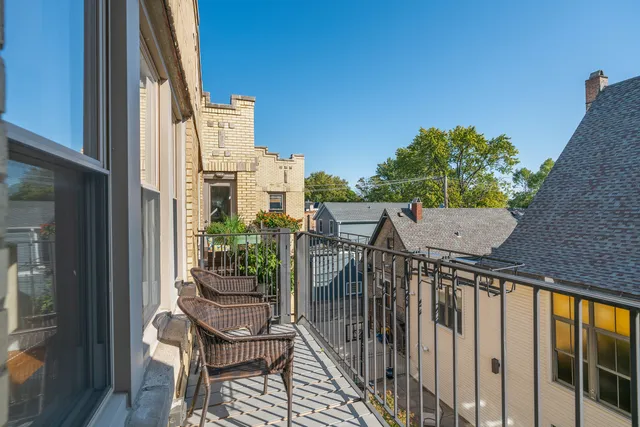 $2,800 | 2142 West Addison Street, Unit 3B, Chicago, IL 60618