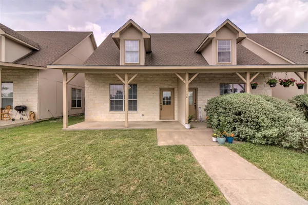a view of a front of house with a yard