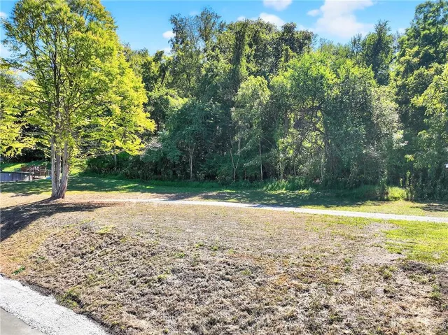 a view of a yard with a house
