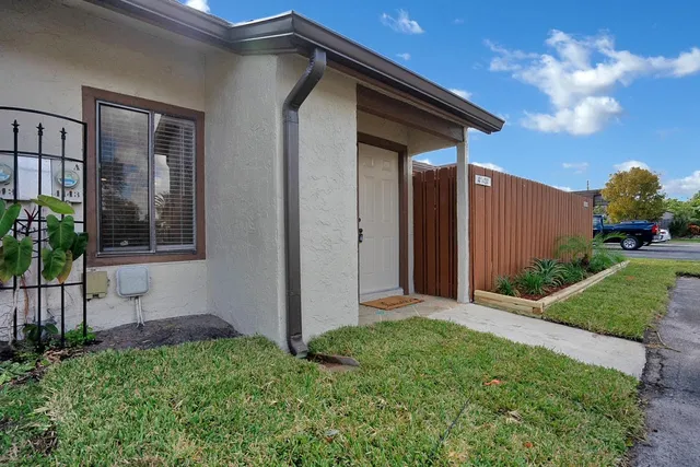 $2,900 | 4143 Palm Bay Circle, Unit A, West Palm Beach, FL 33406
