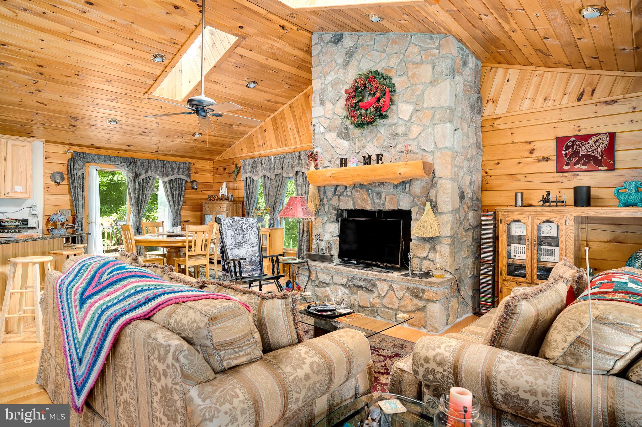 938 Fetchett Road Bentonville, VA 22610 - Photo 4 of 29 Living room