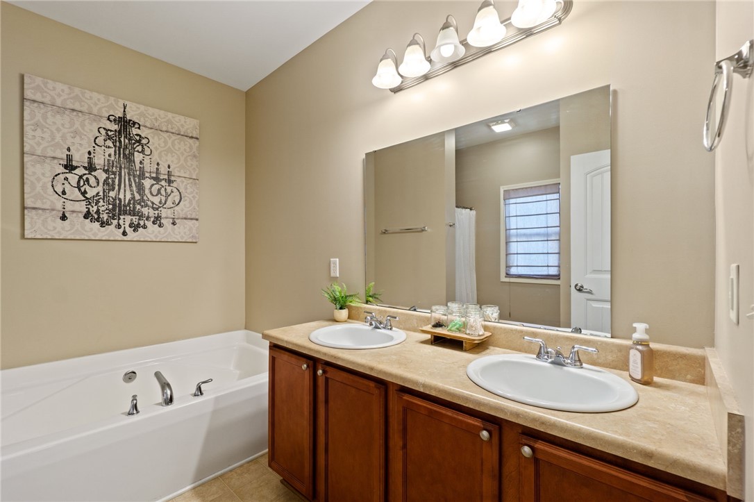 226 Streams Way Anderson, SC 29625 - Photo 10 of 25 Master Ensuite