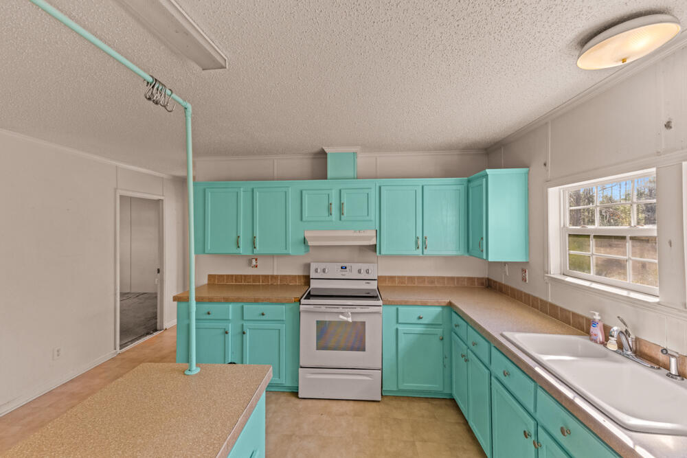 5710 US 90 Lee, FL 32059 - Photo 14 of 38 a kitchen that has a sink and a stove