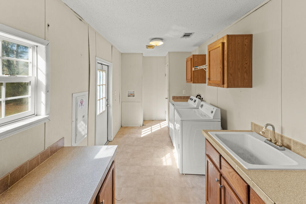 5710 US 90 Lee, FL 32059 - Photo 17 of 38 a bathroom with a sink and a mirror